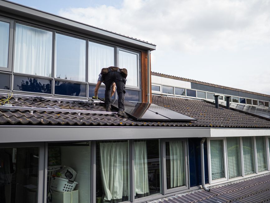 How Many Solar Panels Does a 2000 Sq Ft House Need?